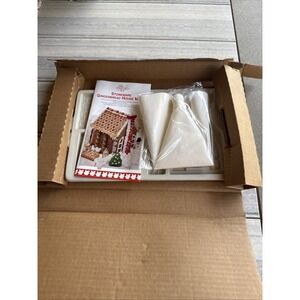 VTG 90s The Pampered Chef Stoneware Mold Gingerbread House Family Heritage NEW
